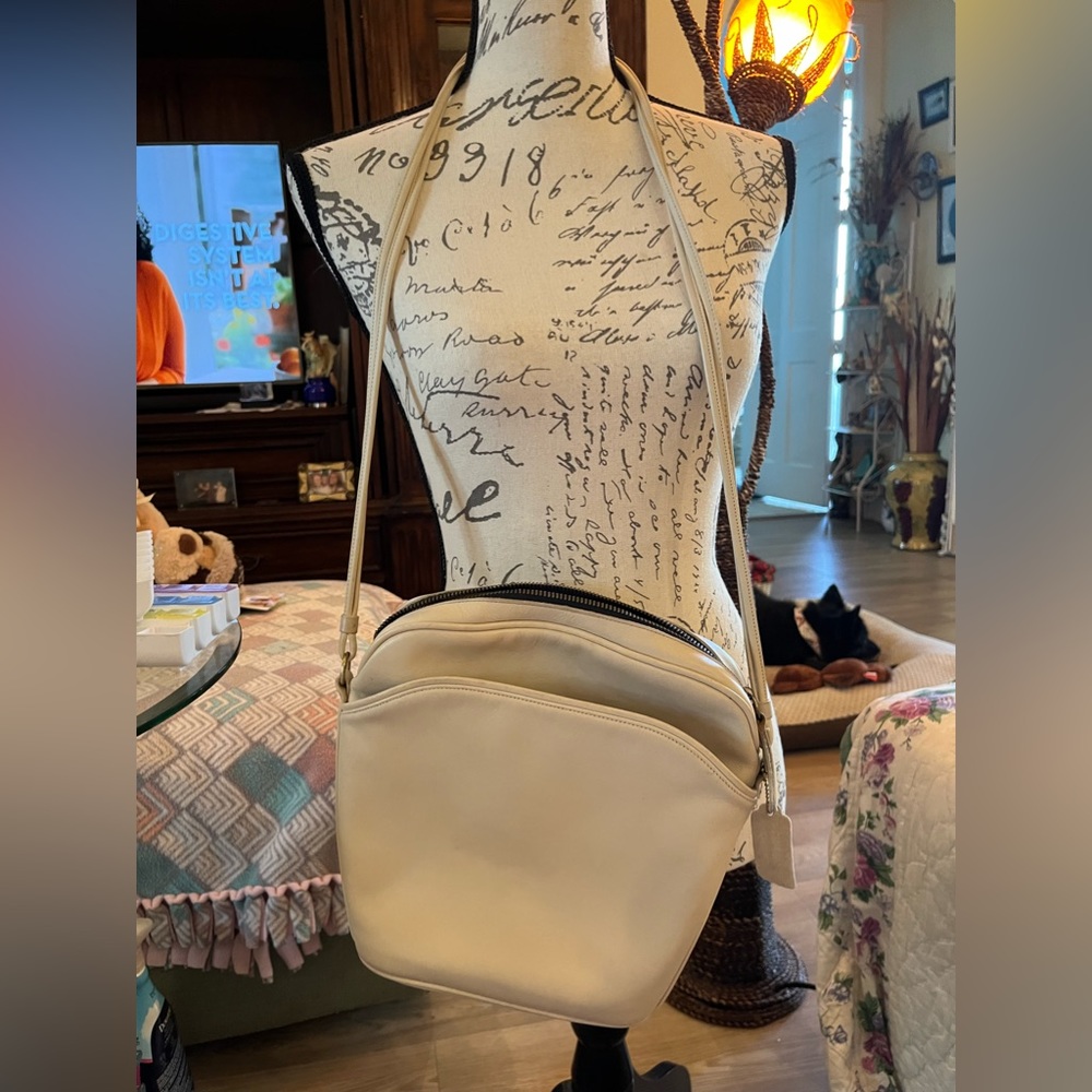 Super cute great shape coach purse!